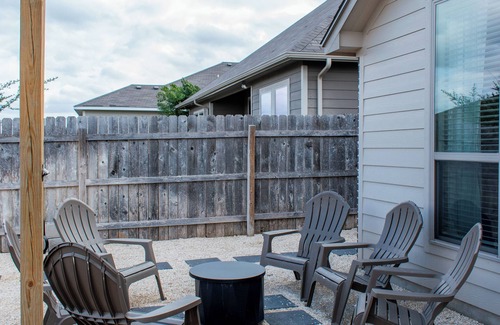 Temple House | Charming 3:2 with Fire-Pit, Community Pool, Park, and Walking Trail. 5min to BSW