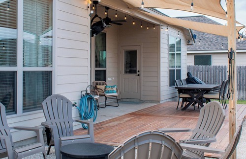 Temple House | Charming 3:2 with Fire-Pit, Community Pool, Park, and Walking Trail. 5min to BSW