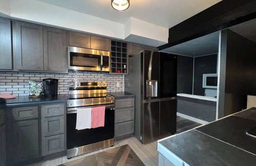 Town of Aurelius House | Charming 3-Apt in a house in fabulous Auburn with AC, WiFi.