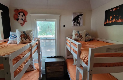 Stillwater House | Charming 3 bd 2 ba cozy Victorian cottage sleeps 9
