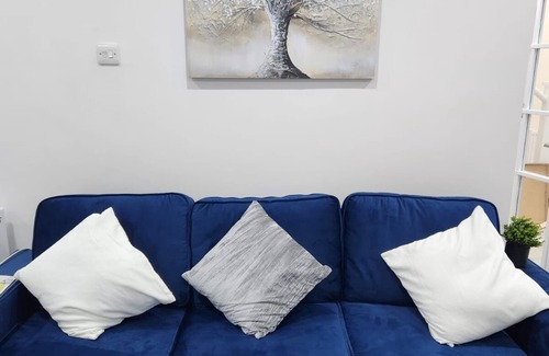 Staines House | Charming 3-Bed House in Staines
