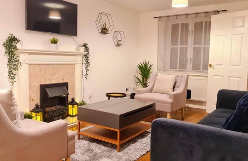 Eltham West House | Charming 3-bed House in London With Jacuzzi