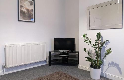 Worksop House | Charming 3-Bed House in Whitwell village