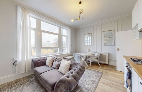 Munster Apartment | Charming 3 Bed Maisonette - Near to Train station