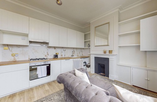 Munster Apartment | Charming 3 Bed Maisonette - Near to Train station