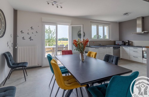 Meon Cottage | Charming 3-Bedroom Retreat with Terrace, Garage, and Close to Zoo - Perfect for Families and Motorcyclists