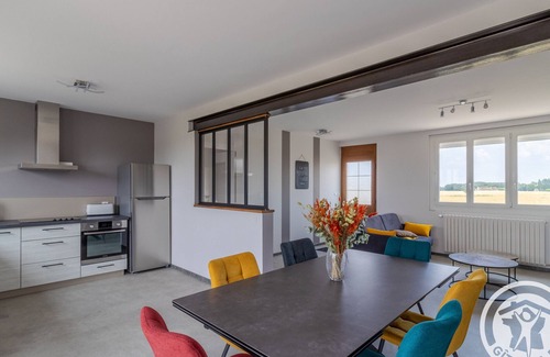 Meon Cottage | Charming 3-Bedroom Retreat with Terrace, Garage, and Close to Zoo - Perfect for Families and Motorcyclists