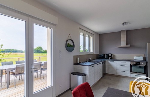 Meon Cottage | Charming 3-Bedroom Retreat with Terrace, Garage, and Close to Zoo - Perfect for Families and Motorcyclists