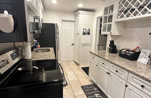 Peppermill Village House | Charming 3-bedroom house with WiFi and AC in cool Capitol Heights