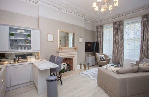 Glasgow Westend Apartment | Charming 3-Bedroom Retreat in Glasgow West End