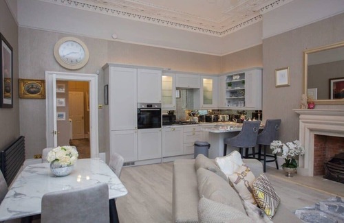 Glasgow Westend Apartment | Charming 3-Bedroom Retreat in Glasgow West End