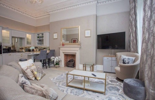 Glasgow Westend Apartment | Charming 3-Bedroom Retreat in Glasgow West End