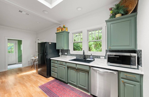 Mineral Wells House | Charming 3-bedroom bungalow, sleeps 8, fire pit, playground, laundry & yoga