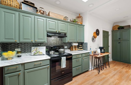 Mineral Wells House | Charming 3-bedroom bungalow, sleeps 8, fire pit, playground, laundry & yoga