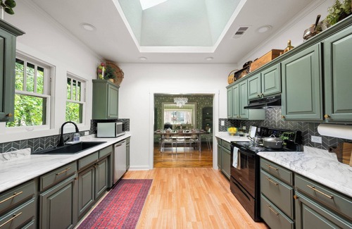 Mineral Wells House | Charming 3-bedroom bungalow, sleeps 8, fire pit, playground, laundry & yoga