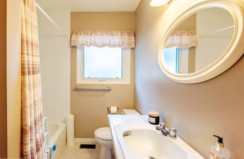 London House | Charming 3-bedroom 1.5-bathrooms house with WiFi and AC in delightful London