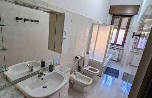 Saronno Apartment | Charming 3-bedroom apartment with AC, WiFi at Saronno