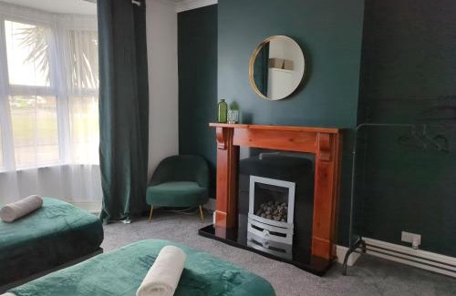 Wolverhampton House | Charming 3-Bedroom House - Prime Location in Wolverhampton!