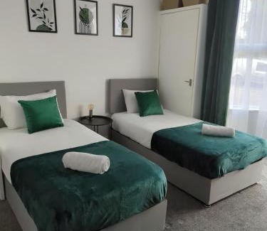 Wolverhampton House | Charming 3-Bedroom House - Prime Location in Wolverhampton!