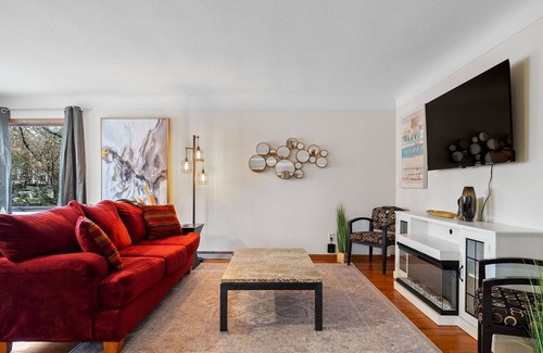 Summit - University House | Charming 3-bedroom home with WiFi, AC on Summit near Hamline School of Law.