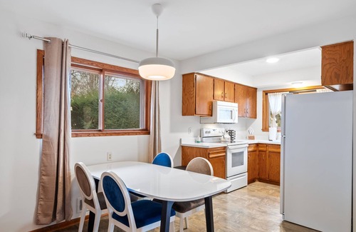 Summit - University House | Charming 3-bedroom home with WiFi, AC on Summit near Hamline School of Law.