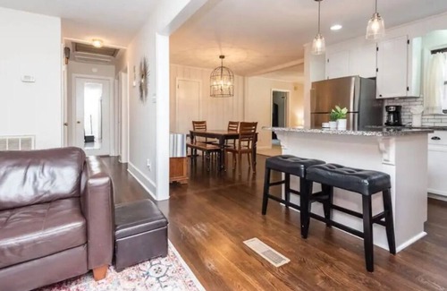 East Forest Ski Chalet | Charming 3 bedroom house close to uptown Charlotte