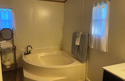 Plainview House | Charming 3-bedroom house with AC and WiFi in Plainview, surrounded by mountains.