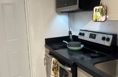 West Park House | Charming 3-bedroom house in lovely West Park with WiFi, AC, big backyard, tv