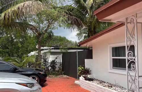 West Park House | Charming 3-bedroom house in lovely West Park with WiFi, AC, big backyard, tv