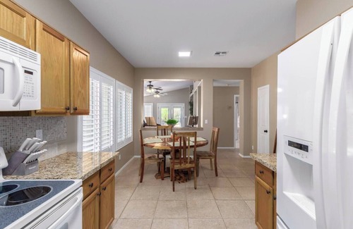 Surprise House | Charming 3-bedroom house with WiFi, AC, Private Pool in pleasant Surprise