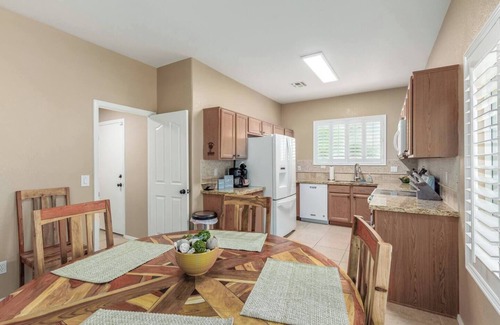 Surprise House | Charming 3-bedroom house with WiFi, AC, Private Pool in pleasant Surprise
