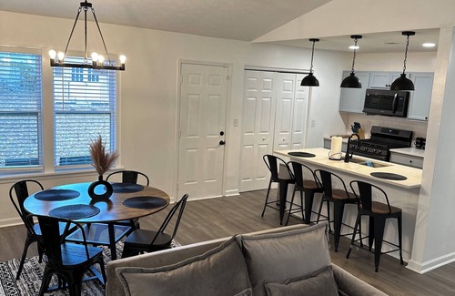 Leslie Estates House | Charming 3-bedroom house pet friendly