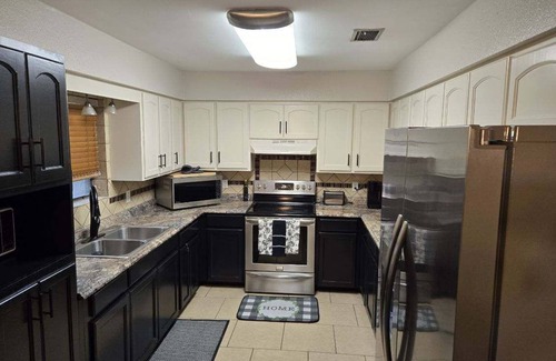 McAllen House | Charming 3-bedroom house in lovely McAllen with AC, WiFi, Swimming pool.