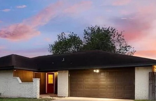 McAllen House | Charming 3-bedroom house in lovely McAllen with AC, WiFi, Swimming pool.