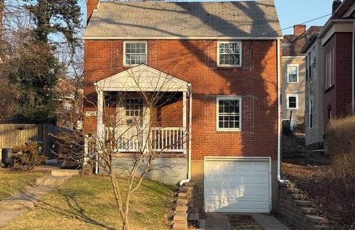 Oakmont House | Charming 3-bedroom house in Oakmont with AC, WiFi