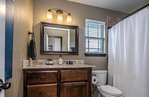 Moore House | Charming 3-bedroom house near Norman!