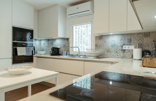 Evora House | Charming 3-bedroom house, 2 WC, jacuzzi and barbuecue. Free parking and wi-fi.