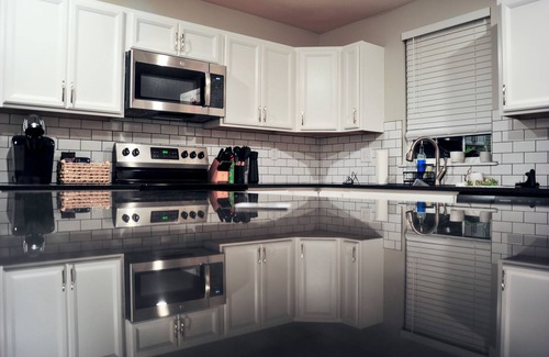 Howard House | Charming 3-bedroom house in lovely Apple Valley with AC, WiFi, fireplace & pool