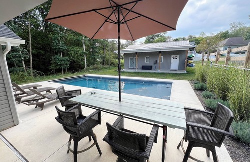 Howard House | Charming 3-bedroom house in lovely Apple Valley with AC, WiFi, fireplace & pool