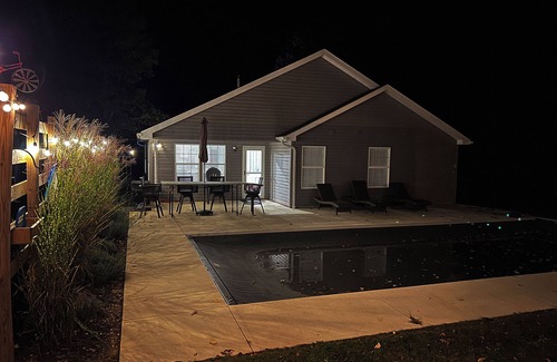Howard House | Charming 3-bedroom house in lovely Apple Valley with AC, WiFi, fireplace & pool