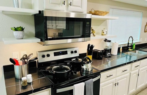 Grogan's Mill House | Charming 3-Bedroom house with 2,5 Bathrooms, FREE Parking, Washer Dryer inside