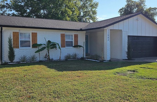 Tulsa House | Charming 3-bedroom house with Wi-Fi , perfect for families and professionals