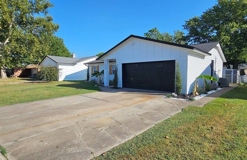 Tulsa House | Charming 3-bedroom house with Wi-Fi , perfect for families and professionals