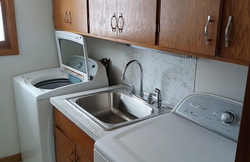 Pick City House | Charming 3-bedroom Lake House with AC, WiFi in terrific Pick City