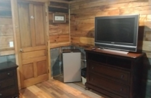 Farmers House | Charming 3-bedroom rustic and very unique house with WiFi and AC in Farmers,