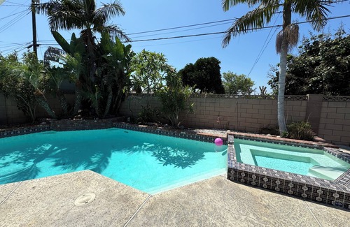 Sherwood Forest and Thistle Development House | Charming 3-bedroom single house in Anaheim with WiFi, AC. Close to DISNEYLAND