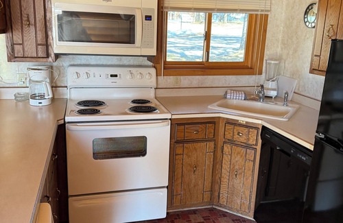Breezy Point Cabin | Charming 3-bedroom cabin with WiFi, fitness room in Breezy Point