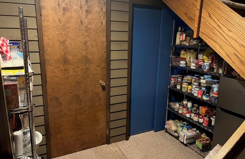 Newman Lake Cabin | Charming 3-bedroom cabin with WiFi and AC On Newman Lake