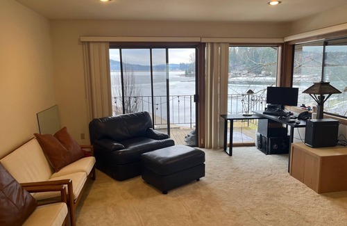 Newman Lake Cabin | Charming 3-bedroom cabin with WiFi and AC On Newman Lake