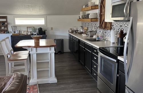 Charlton County House | Charming 3-bedroom barn lodge in Saint George.